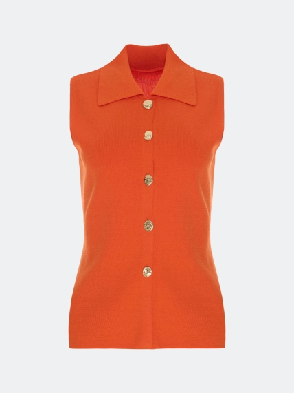 Вязаный жилет с акцентными пуговицами