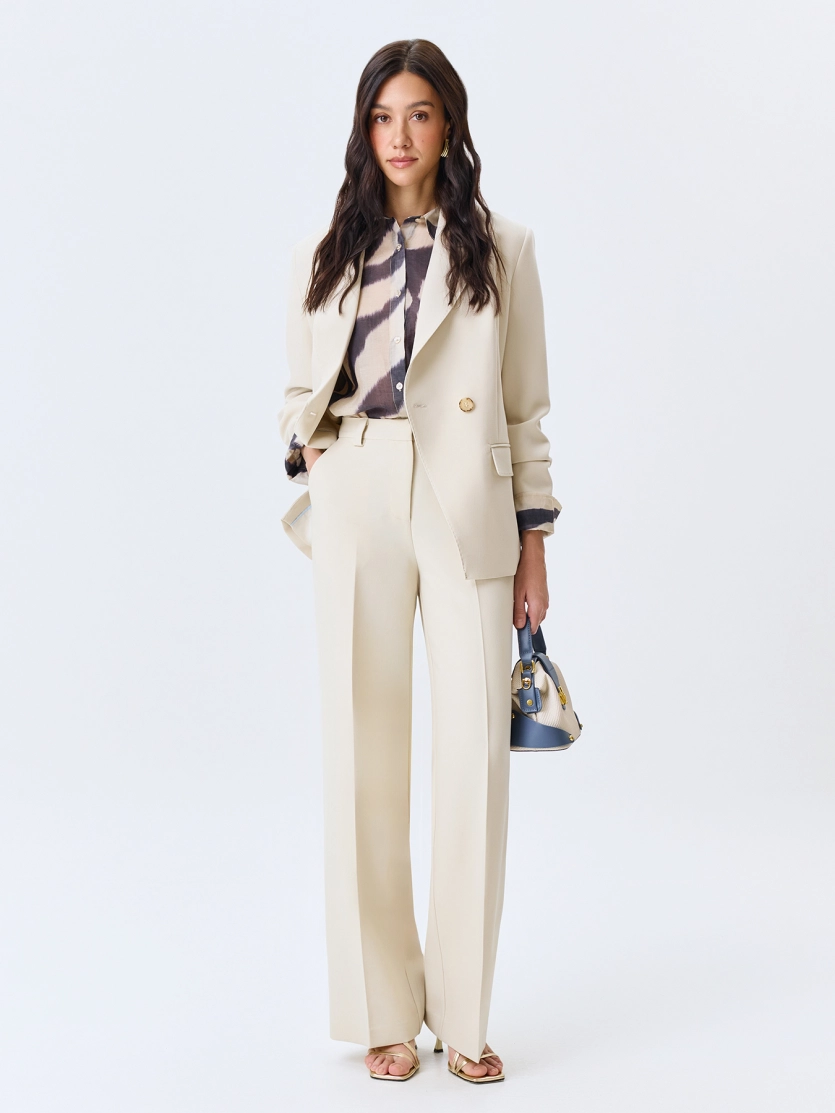 Широкие брюки с мягкими стрелками