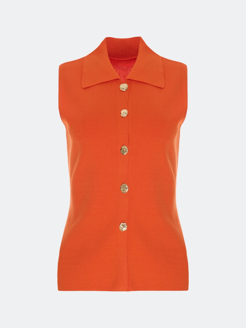 Вязаный жилет с акцентными пуговицами