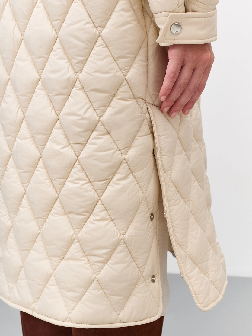 Легкое пальто с акцентным воротником