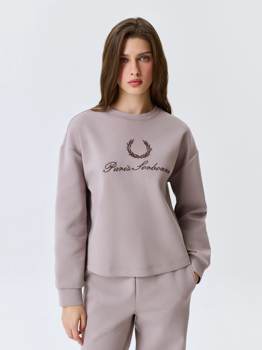 Oversize свитшот с деликатной вышивкой
