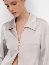 Сатиновая блузка с короткой застежкой