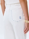 Белые джинсы с вышивкой и цветной фурнитурой 
