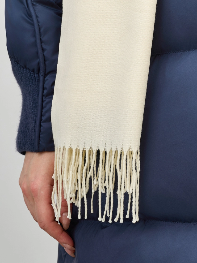 Тонкий палантин с бахромой