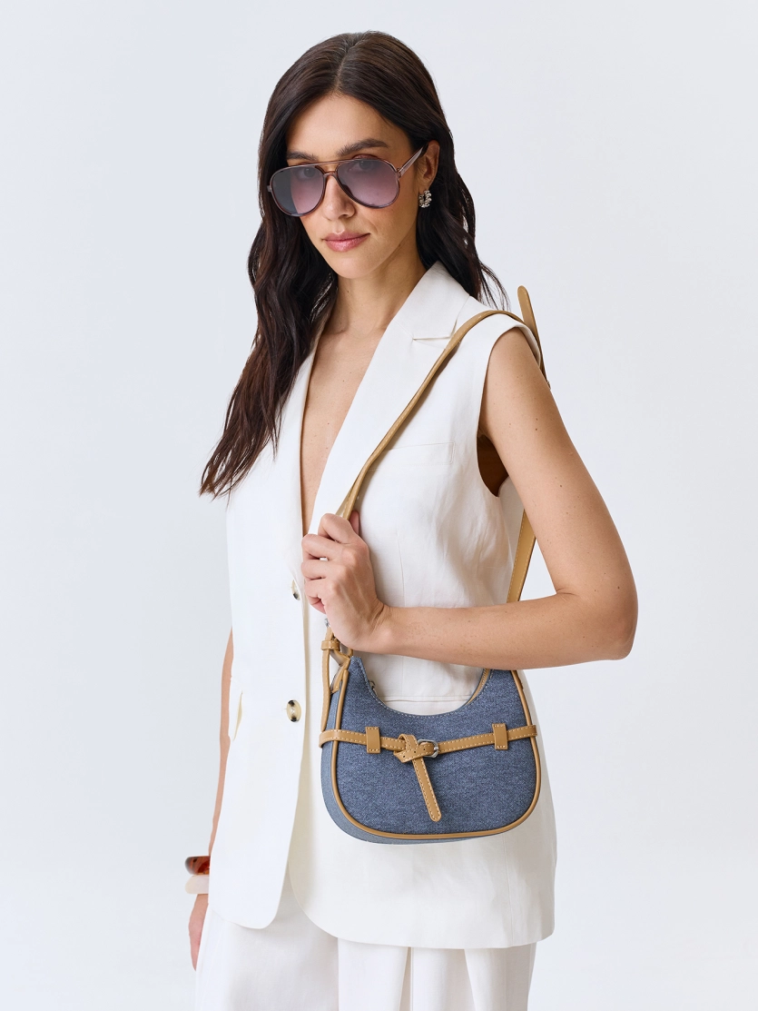 Сумка-багет с акцентными ремешками