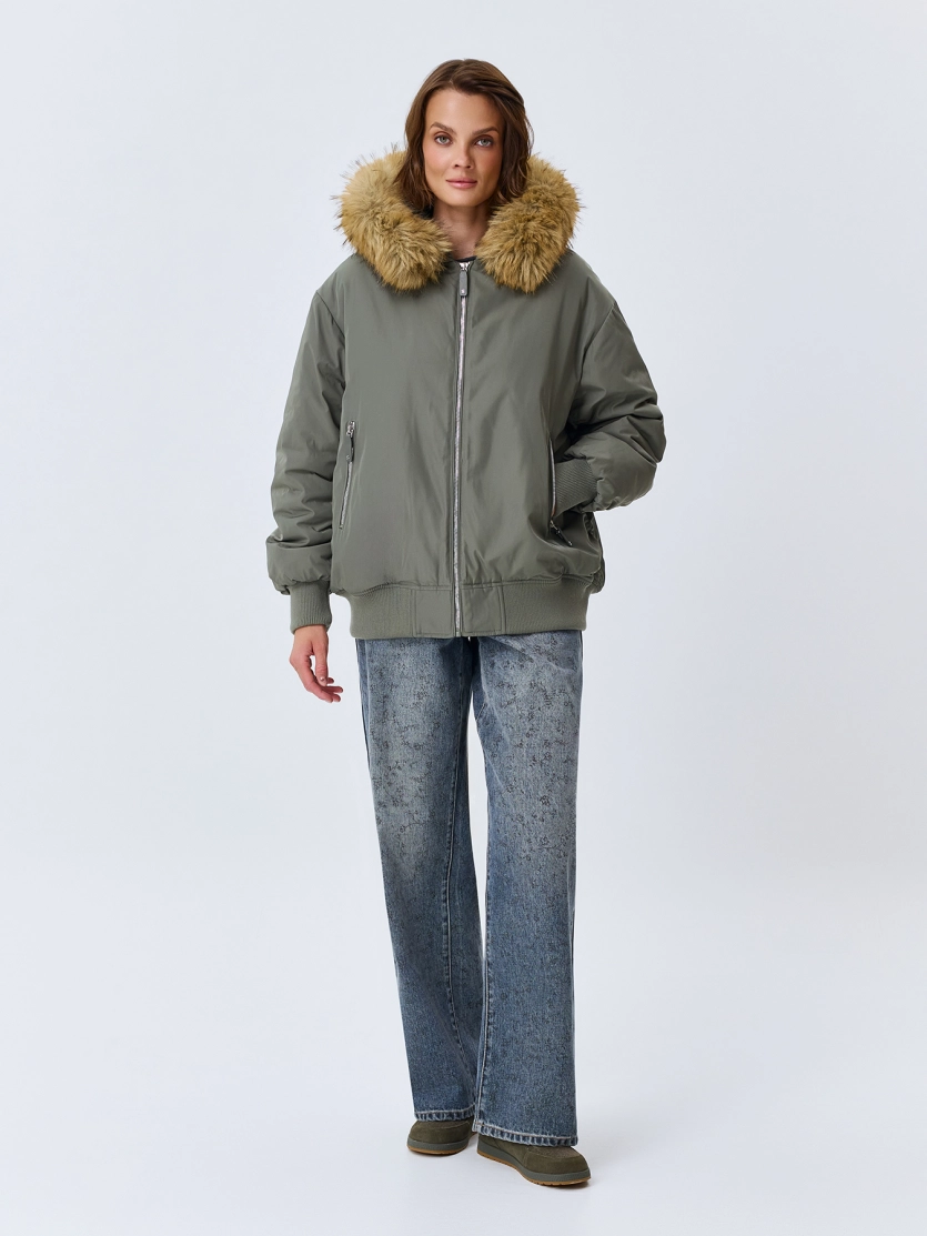 Oversize бомбер с меховым капюшоном