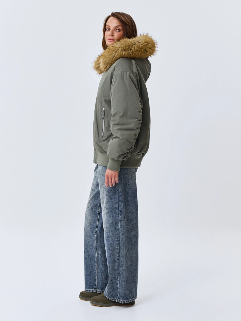 Oversize бомбер с меховым капюшоном