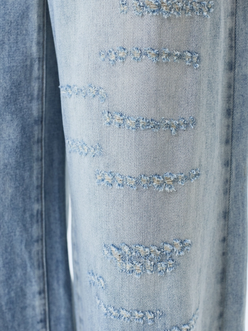 Широкие джинсы с акцентными дестроями