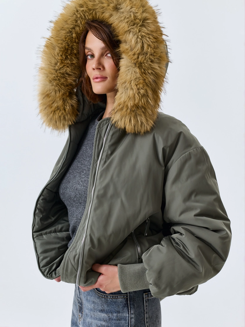 Oversize бомбер с меховым капюшоном