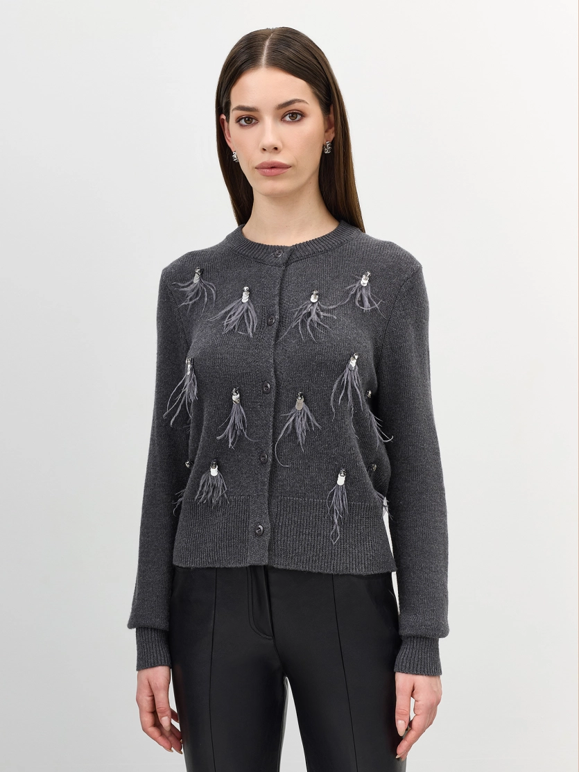 Вязаный кардиган с декоративными перьями и кристаллами