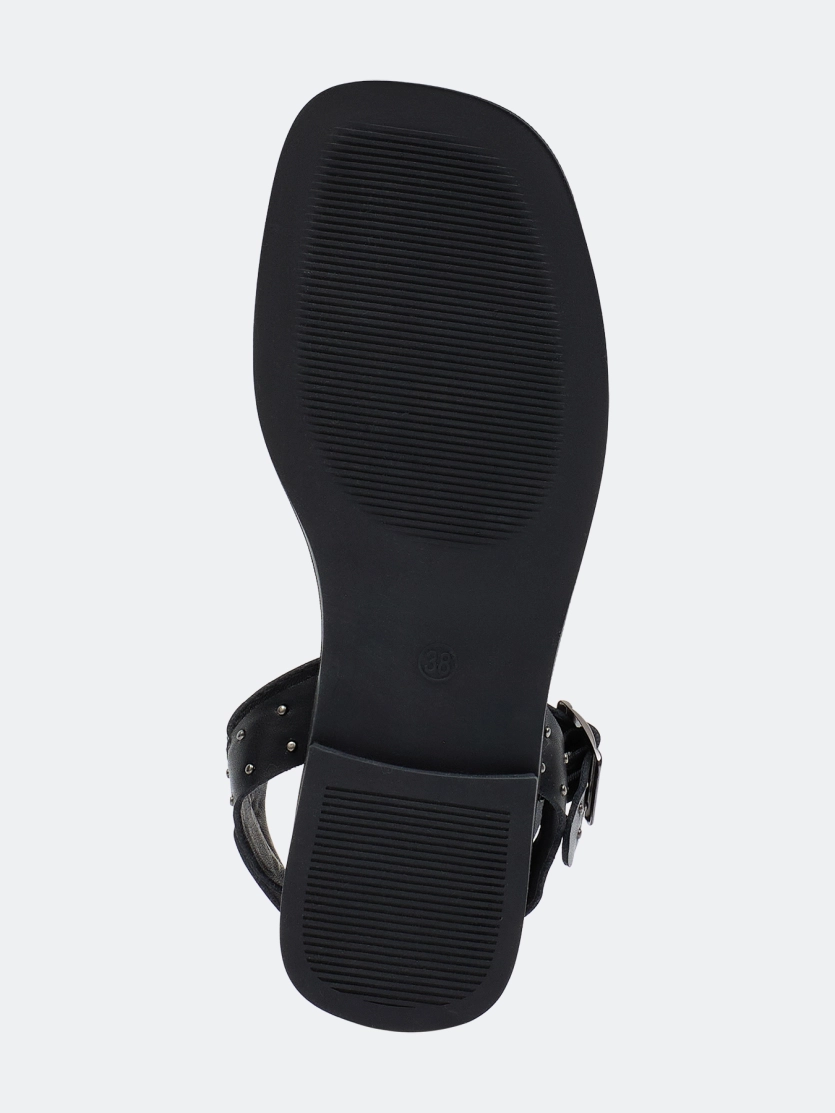 Сандалии с металлическими клепками