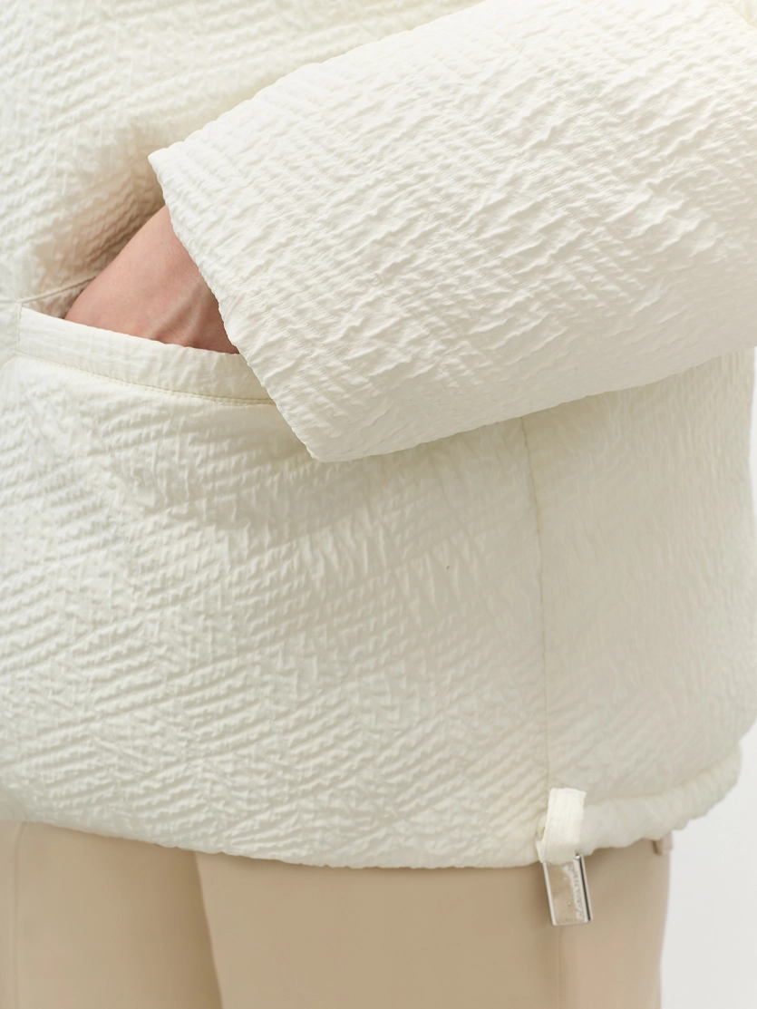 Объемная куртка из фактурной ткани