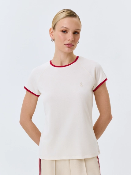 Приталенная футболка с контрастным рибом