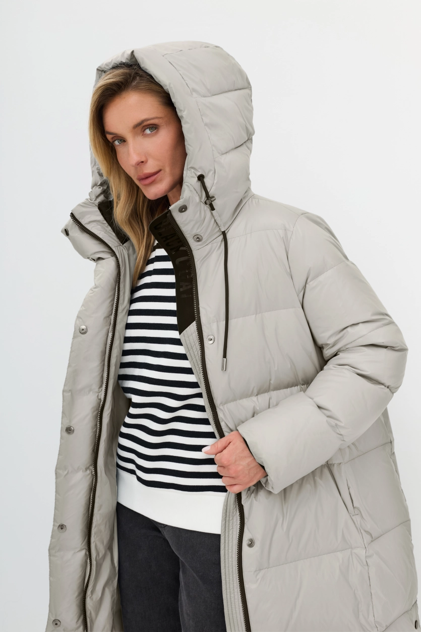 Длинный пуховик с контрастными деталями