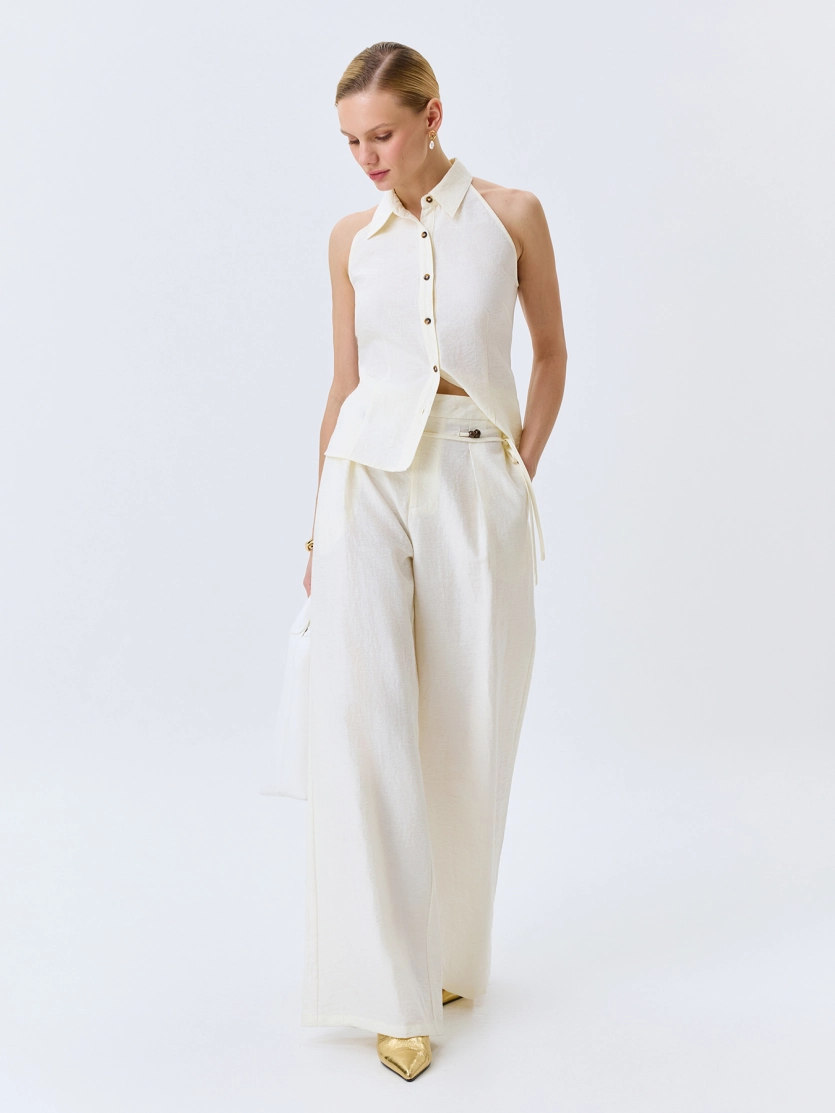 Широкие брюки с акцентным поясом