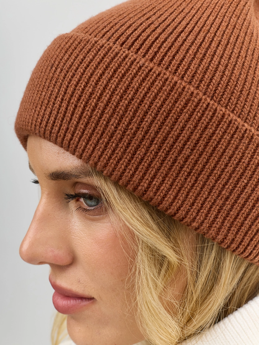 Яркая шапка бини с шерстью