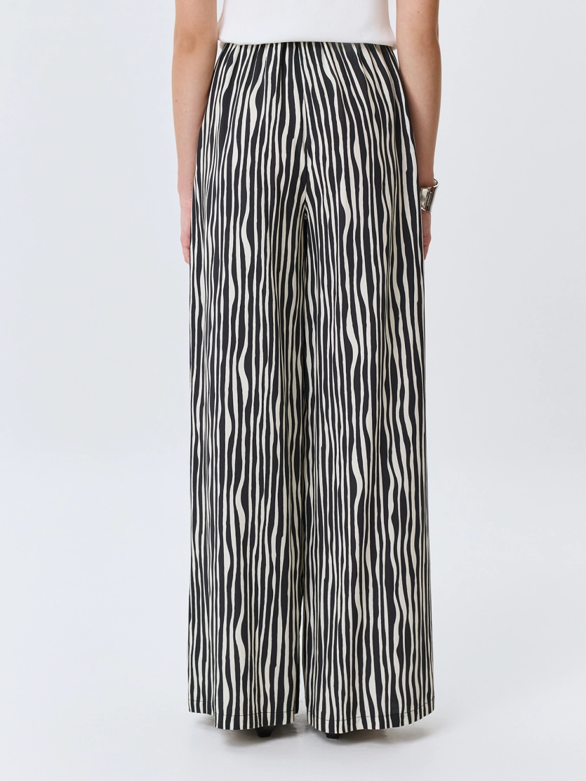 Брюки в монохромную полоску