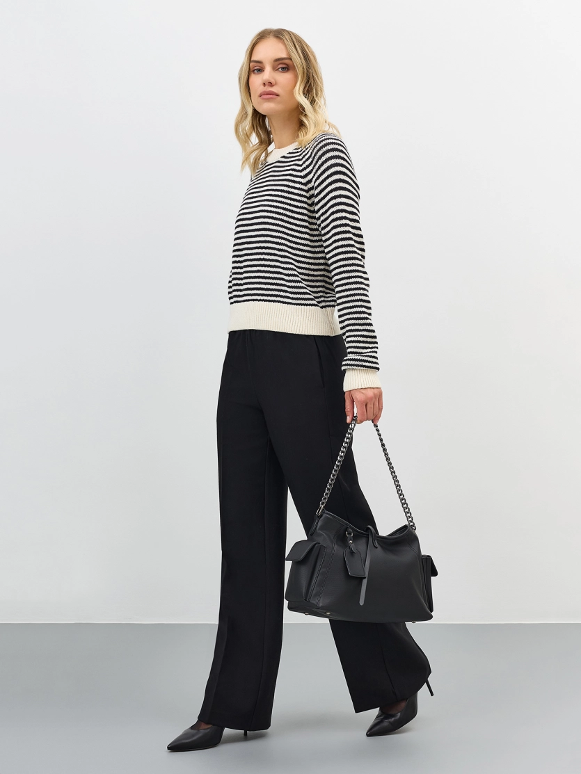 Сумка с акцентной цепочкой и накладными карманами