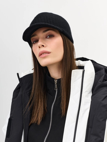 Вязаная кепка с козырьком 