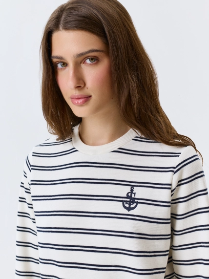 Свободный джемпер в морском стиле