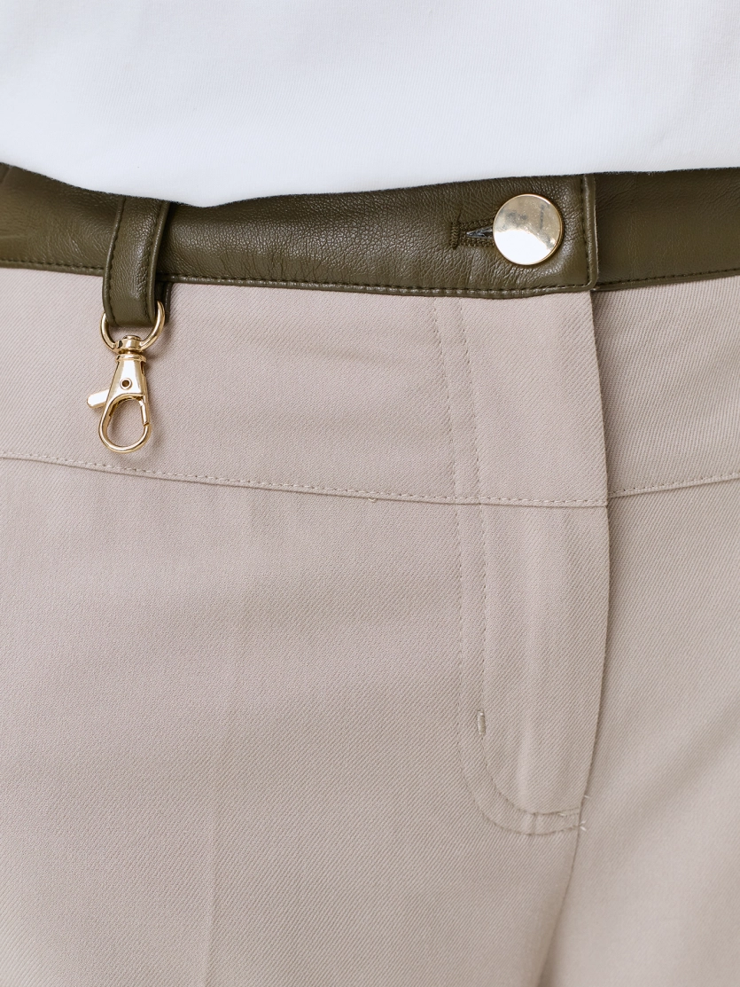 Широкие брюки с контрастным поясом