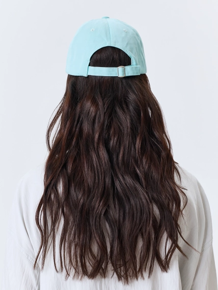 Яркая бейсболка с объемной вышивкой