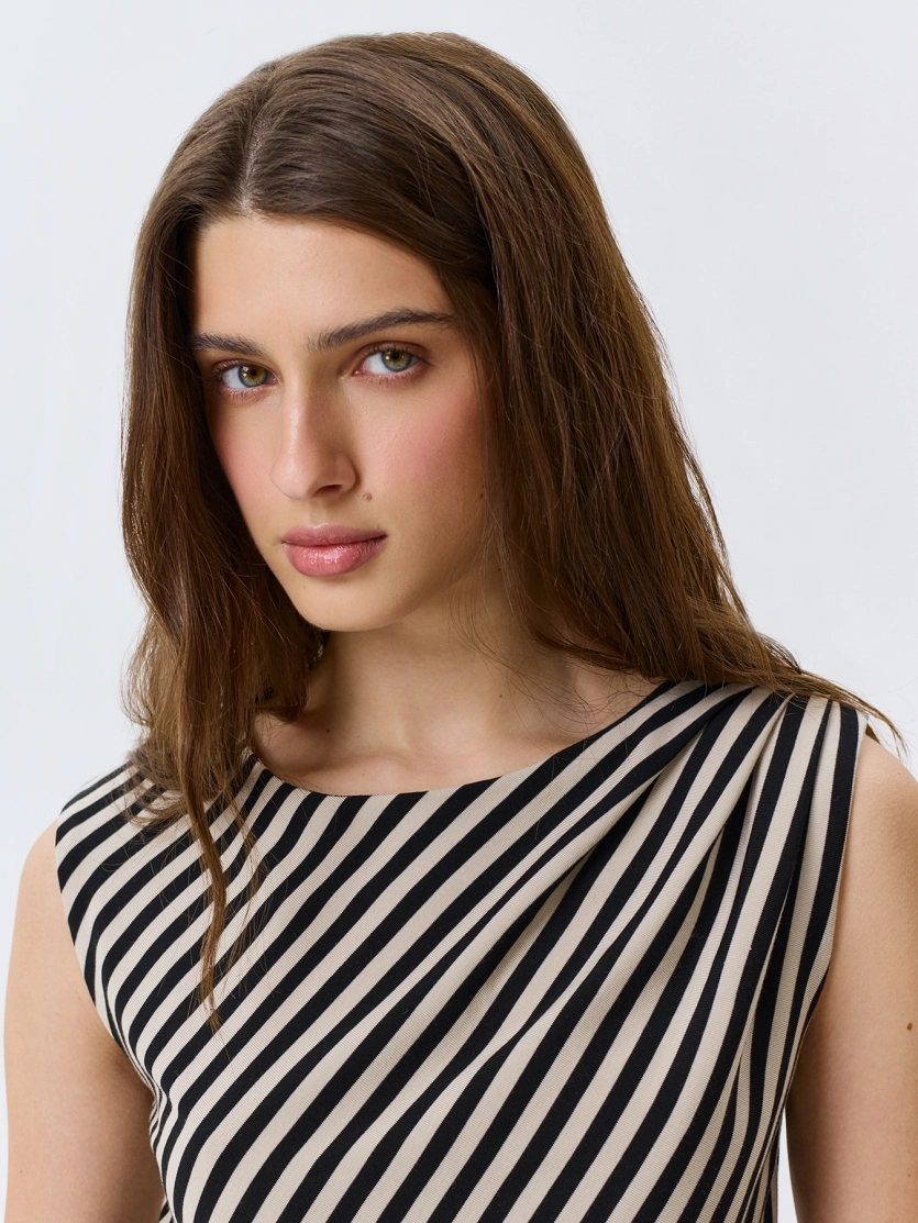 Асимметричный топ в полоску