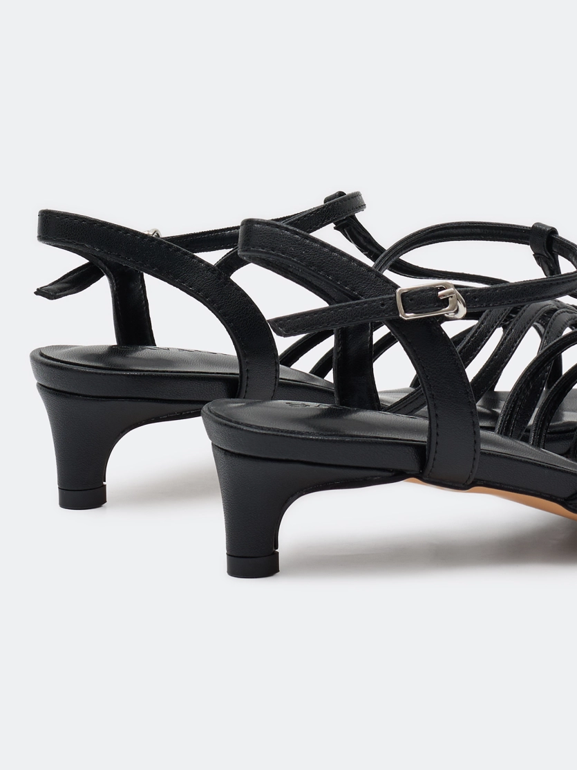 Кожаные босоножки на низком каблуке