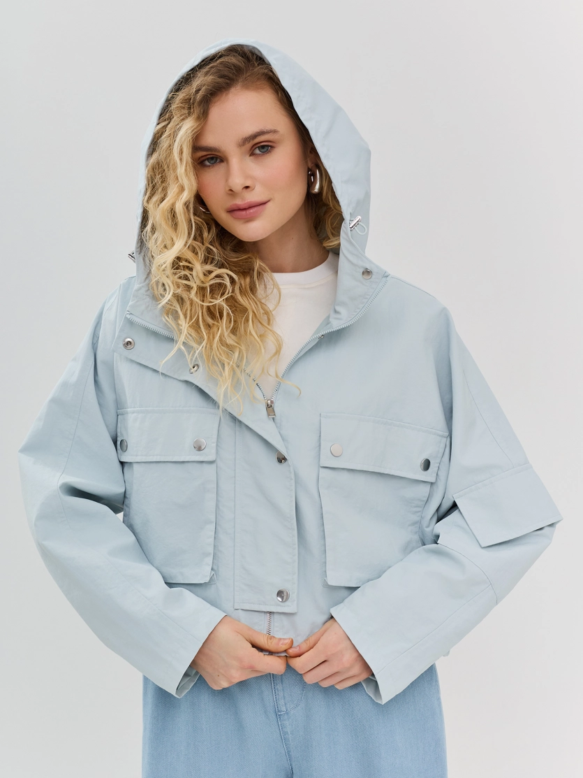 Укороченная ветровка с капюшоном