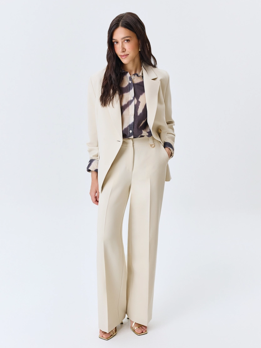 Широкие брюки с мягкими стрелками