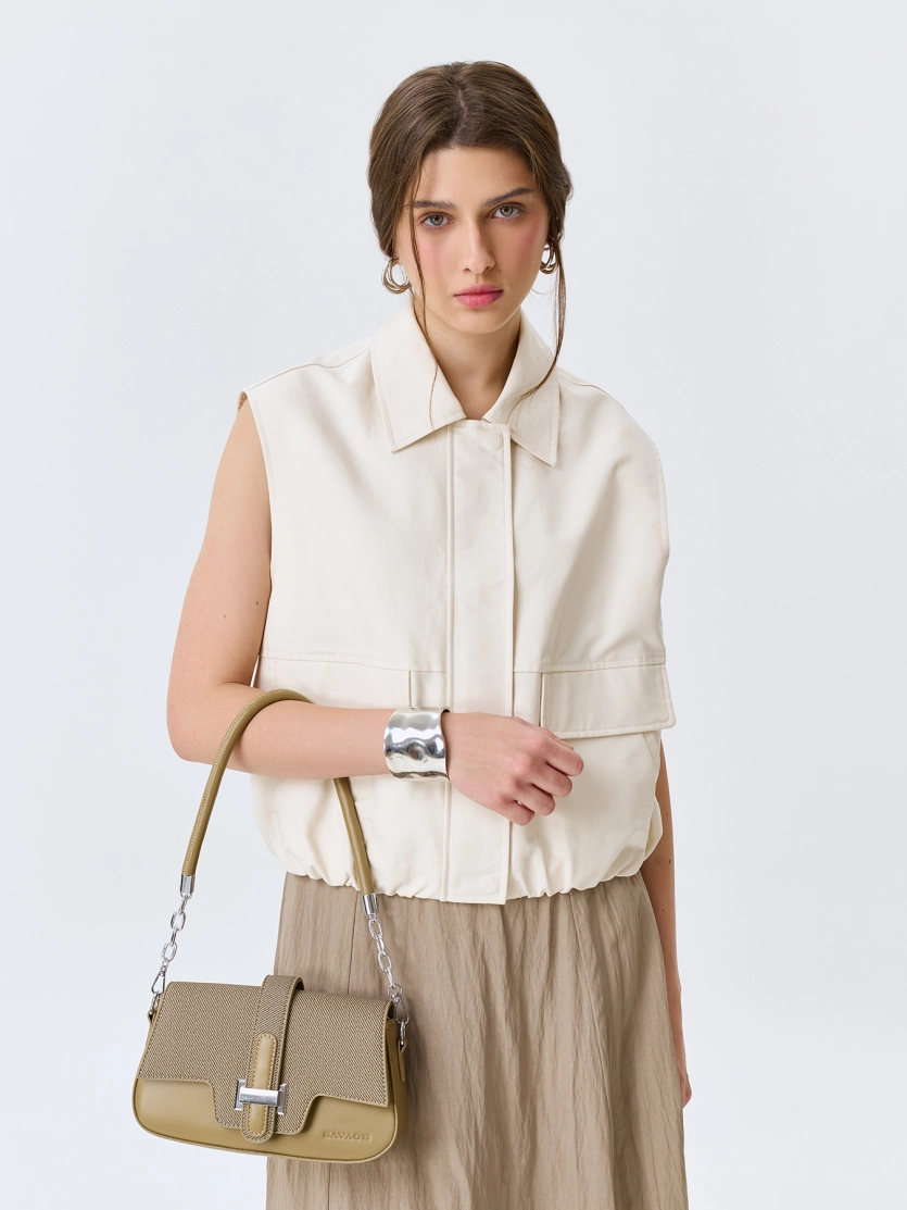 Сумка кроссбоди с акцентной пряжкой