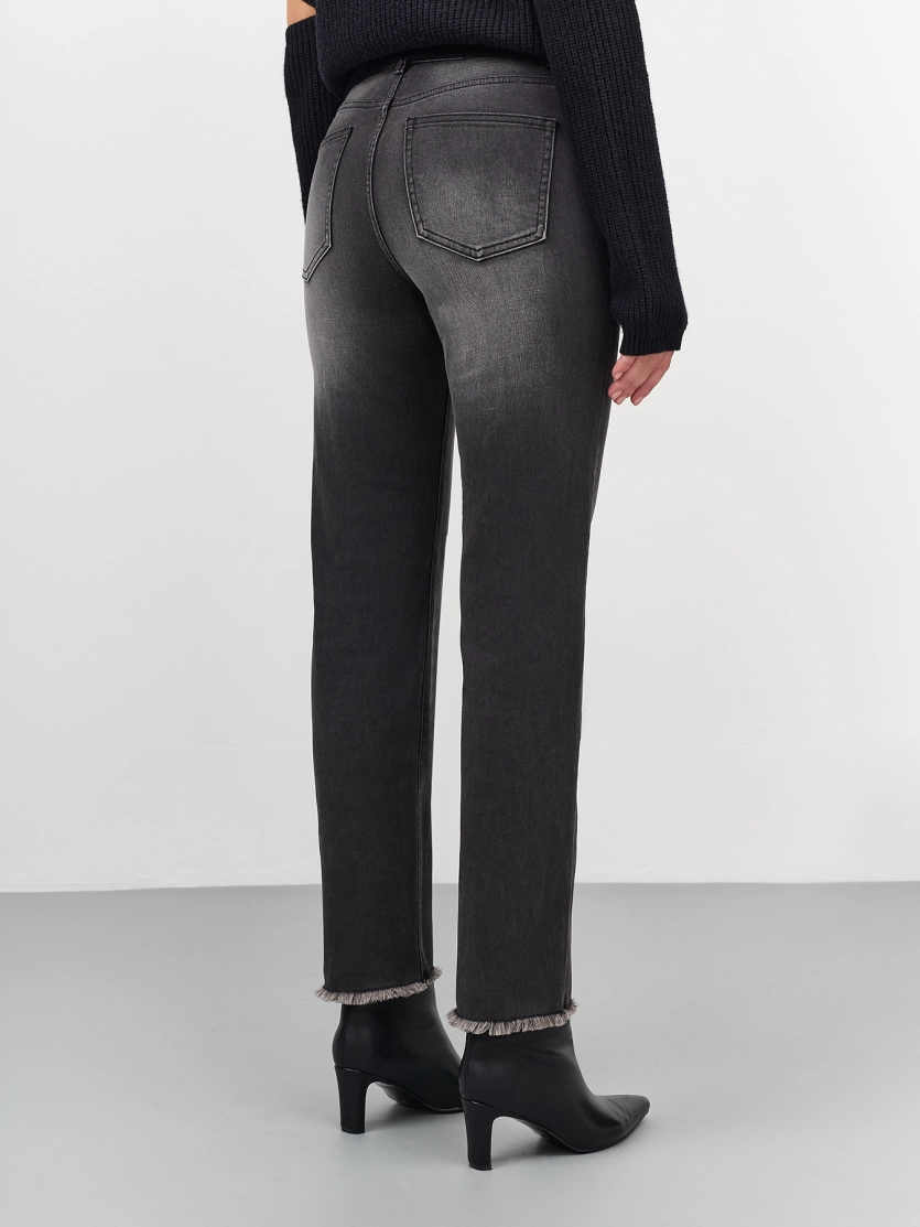 Джинсы с деликатной варкой и бахромой 