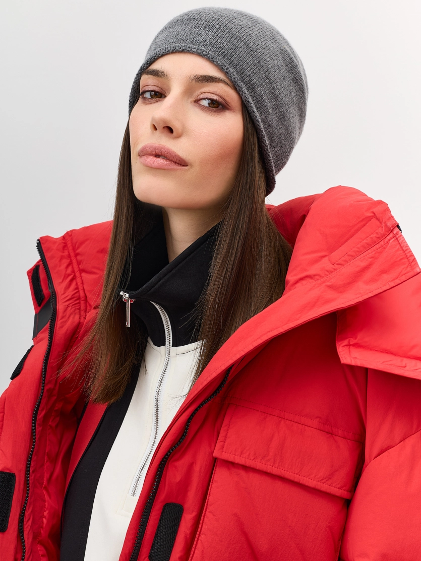 Шапка с минималистичным декором