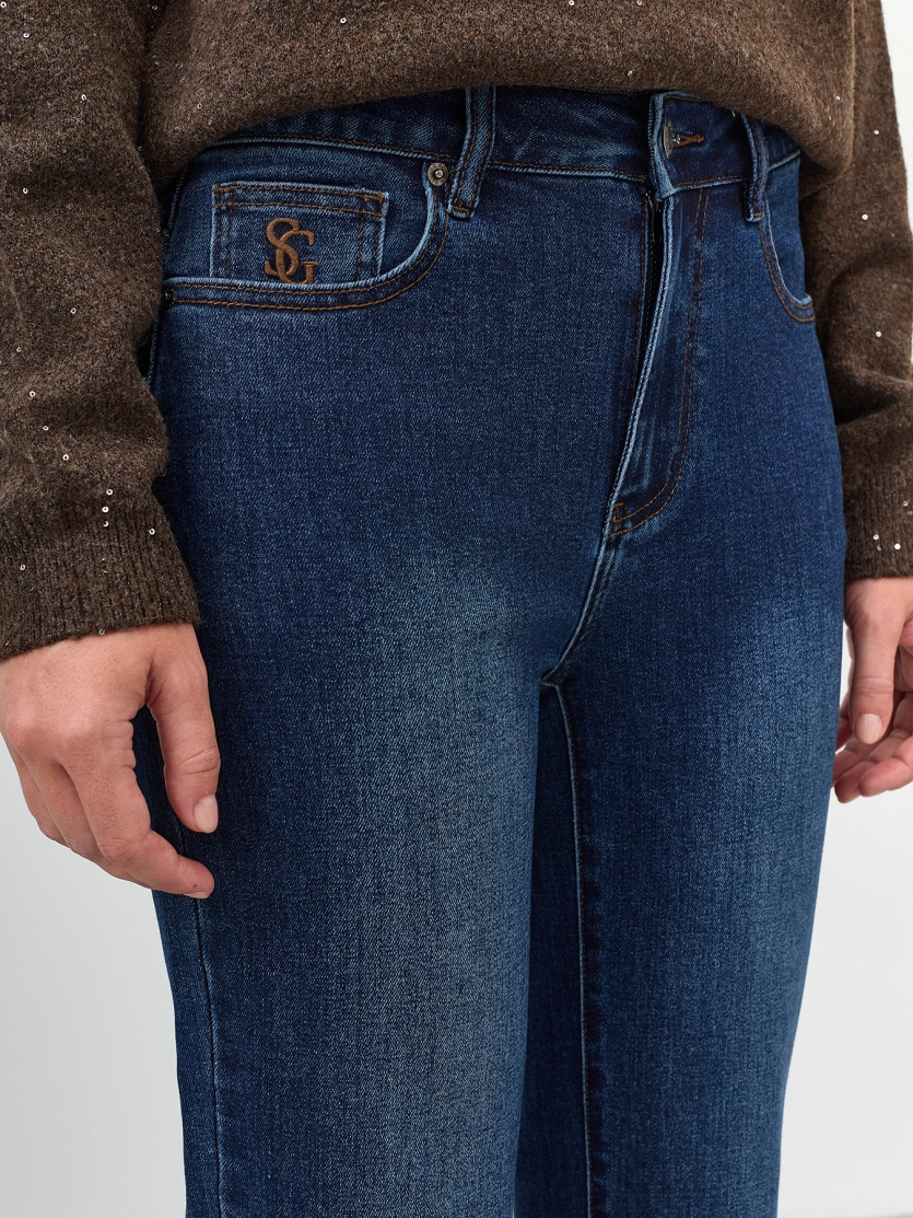 Джинсы с минималистичной вышивкой