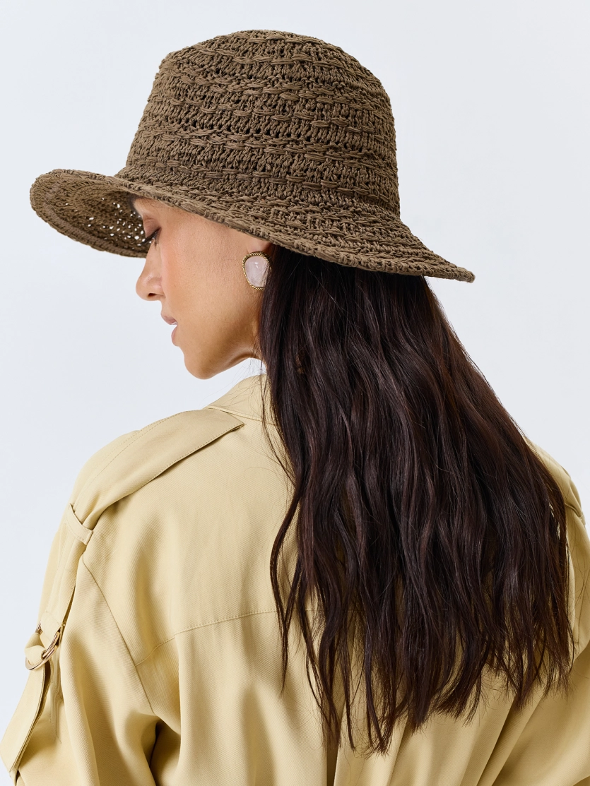Плетеная шляпа с прямыми полями