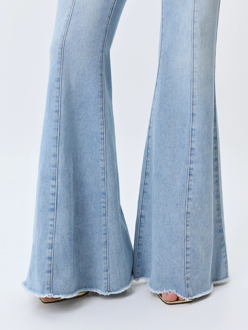 Джинсы клёш с акцентными стрелками