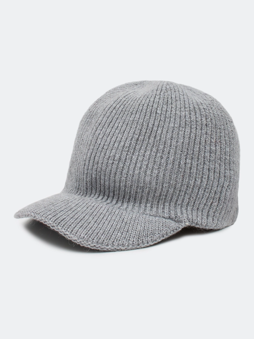 Вязаная кепка с козырьком 