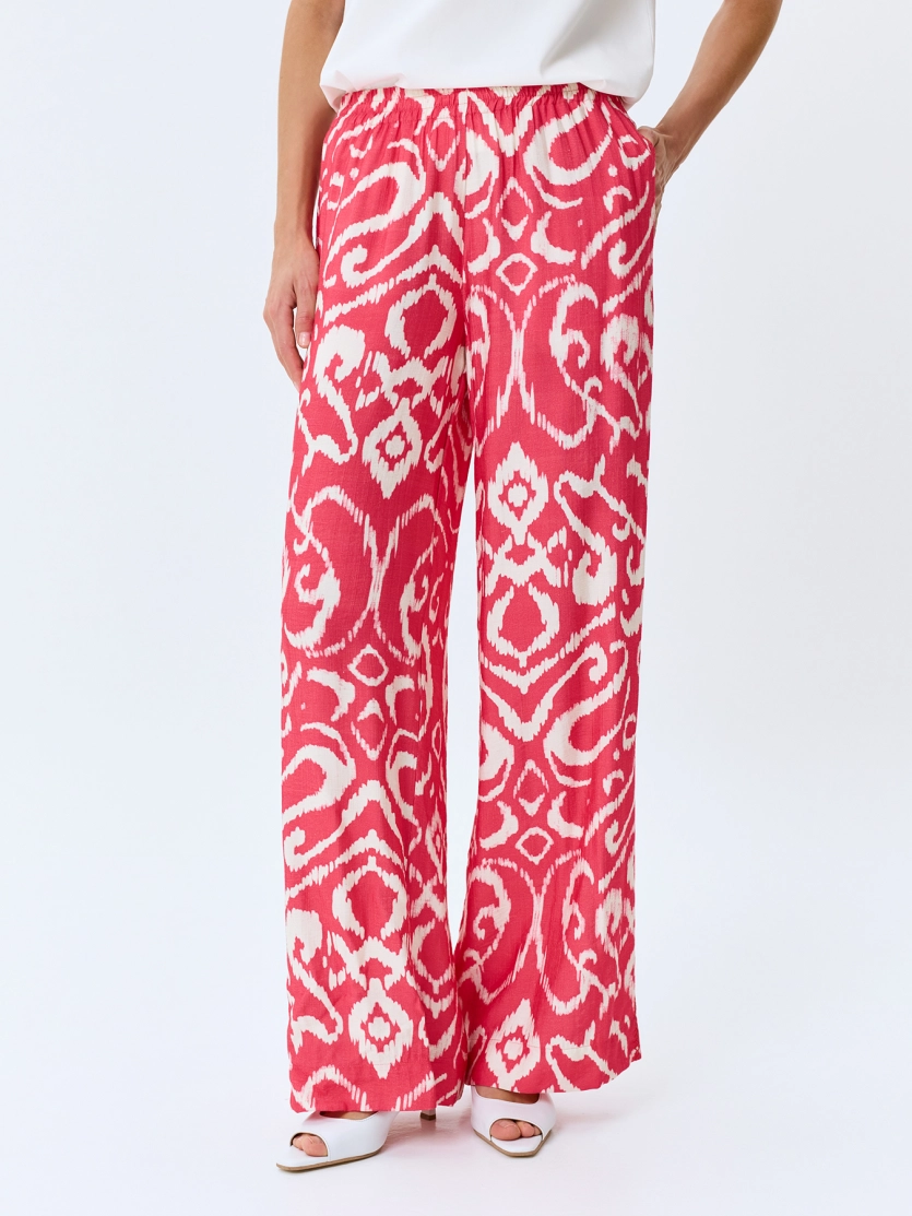 Яркие брюки с этническим принтом