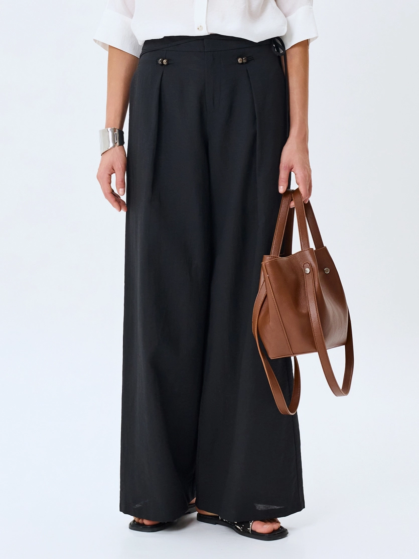 Широкие брюки с акцентным поясом