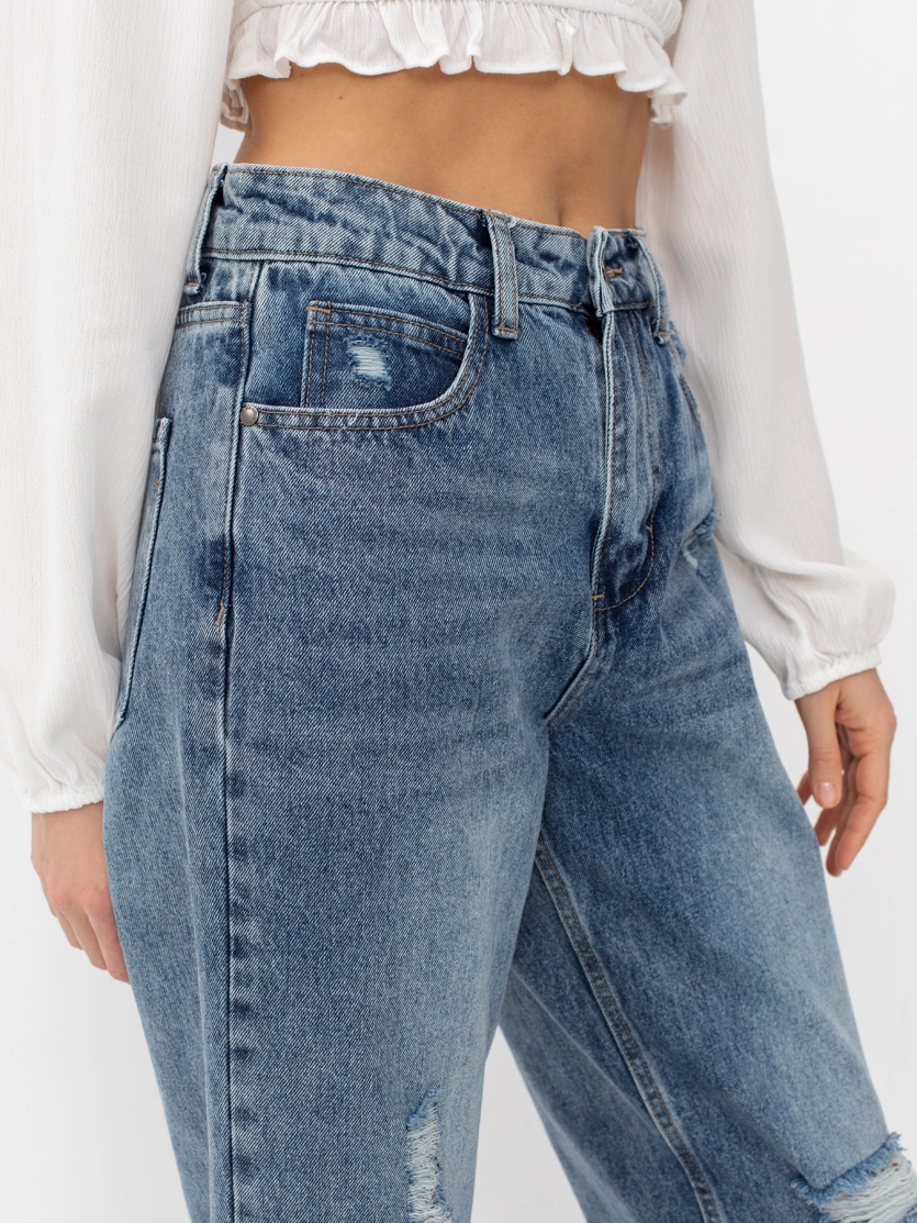Прямые джинсы с контрастной варкой и дестроями