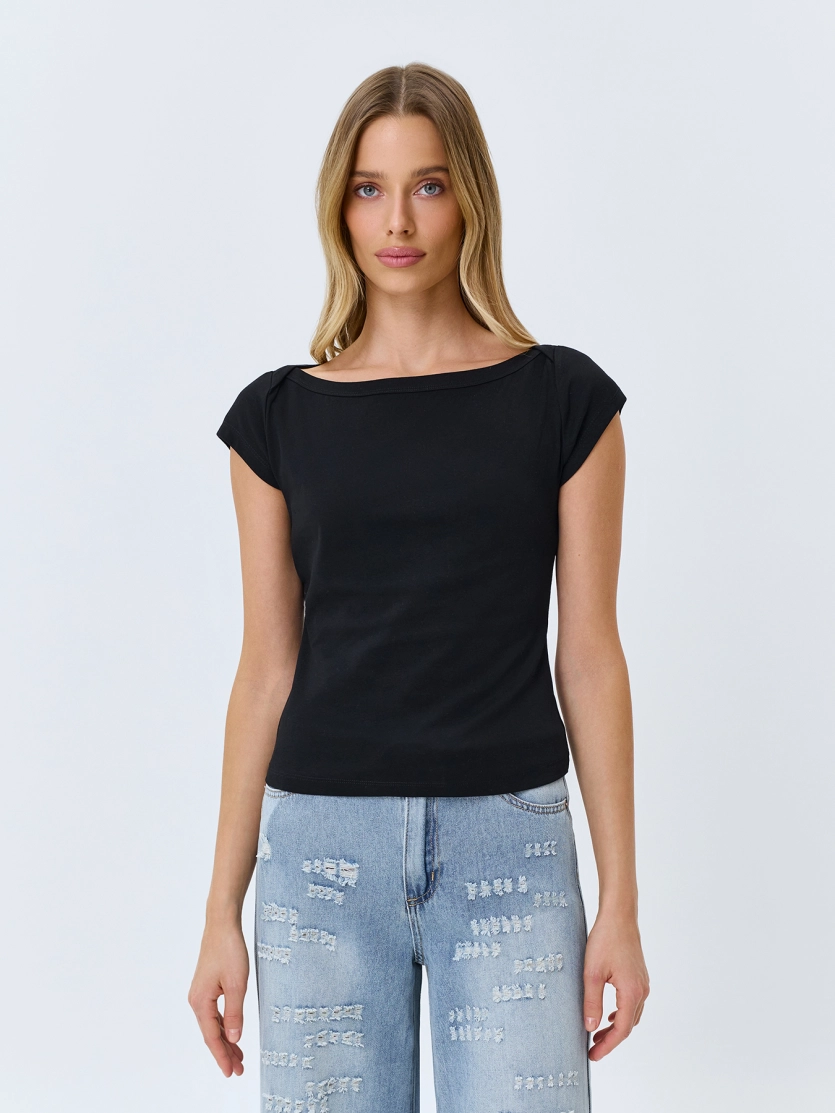 Базовая приталенная футболка