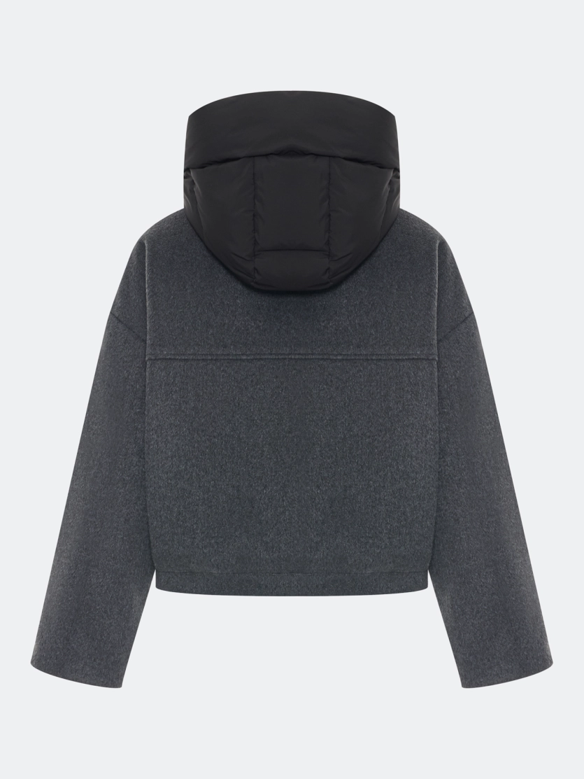 Укороченная куртка с акцентным капюшоном