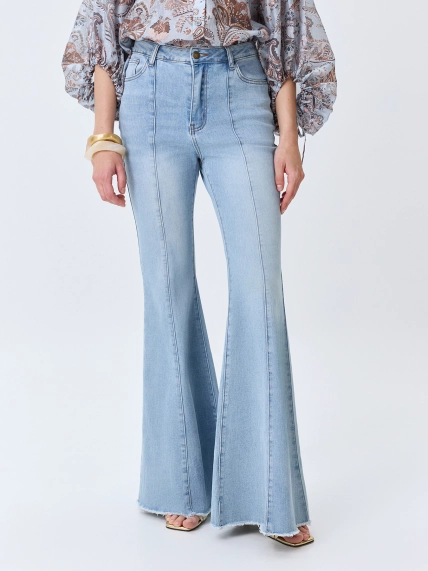 Джинсы клёш с акцентными стрелками