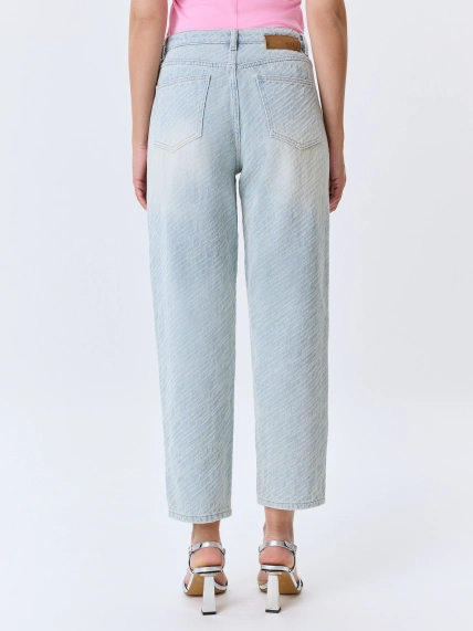 Джинсы из фактурного денима