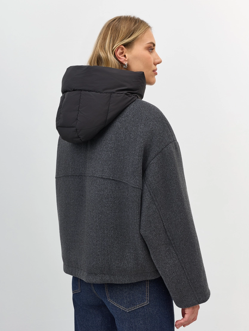 Укороченная куртка с акцентным капюшоном