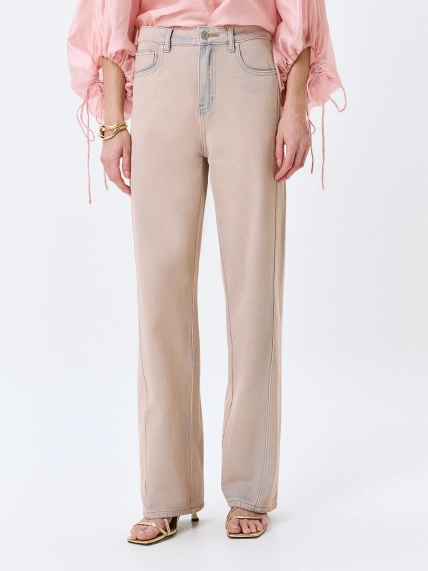 Прямые джинсы в оттенке чайной розы