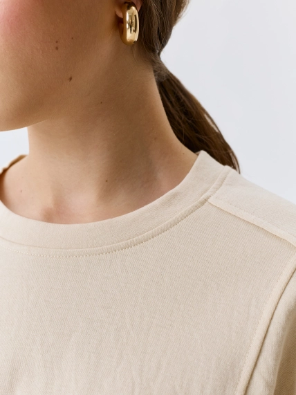 Укороченный джемпер с рельефными швами