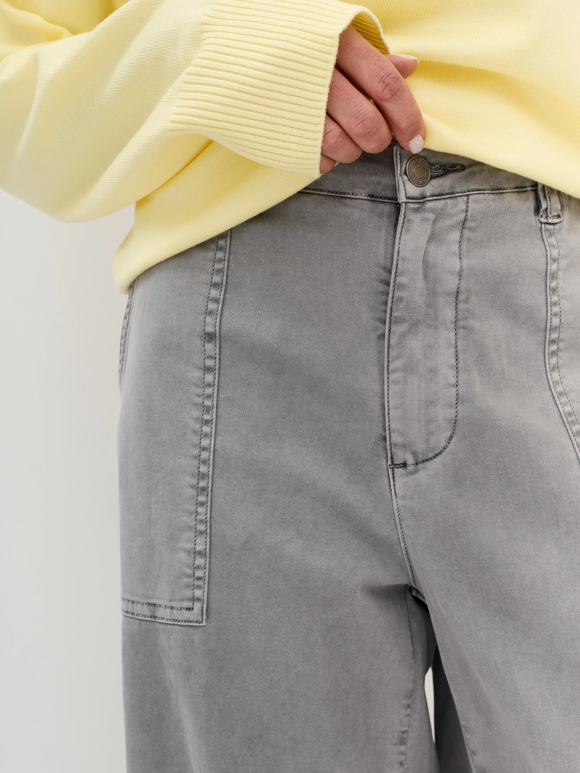 Объемные джинсы с карманами-патчами в стиле Workwear