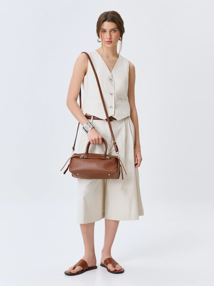 Сумка-багет с декоративными ремешками