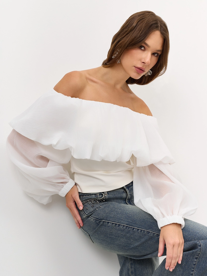 Романтичная блузка с отрытыми плечами